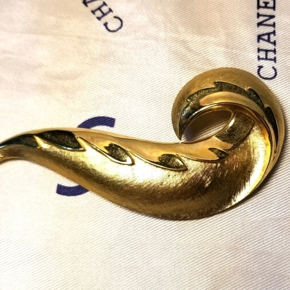 CROWN Trifari LARGE Vintage Brooch